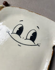 gros plan sur visage assiette tartine madame timide