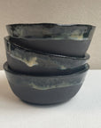 vue latérale 3 bols bleus empilés