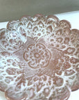 gros plan sur grande coupelle rose avec motif d'une napperon