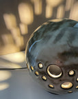 gros plan lampe en grès saturne
