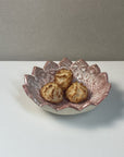 Mise en contexte d'une petite coupelle rose avec biscuits