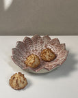 vue latérale d'une petite coupelle rose à motifs de losange réalisée à la main