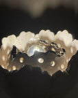 Lampe en forme de fleur vue de nuit