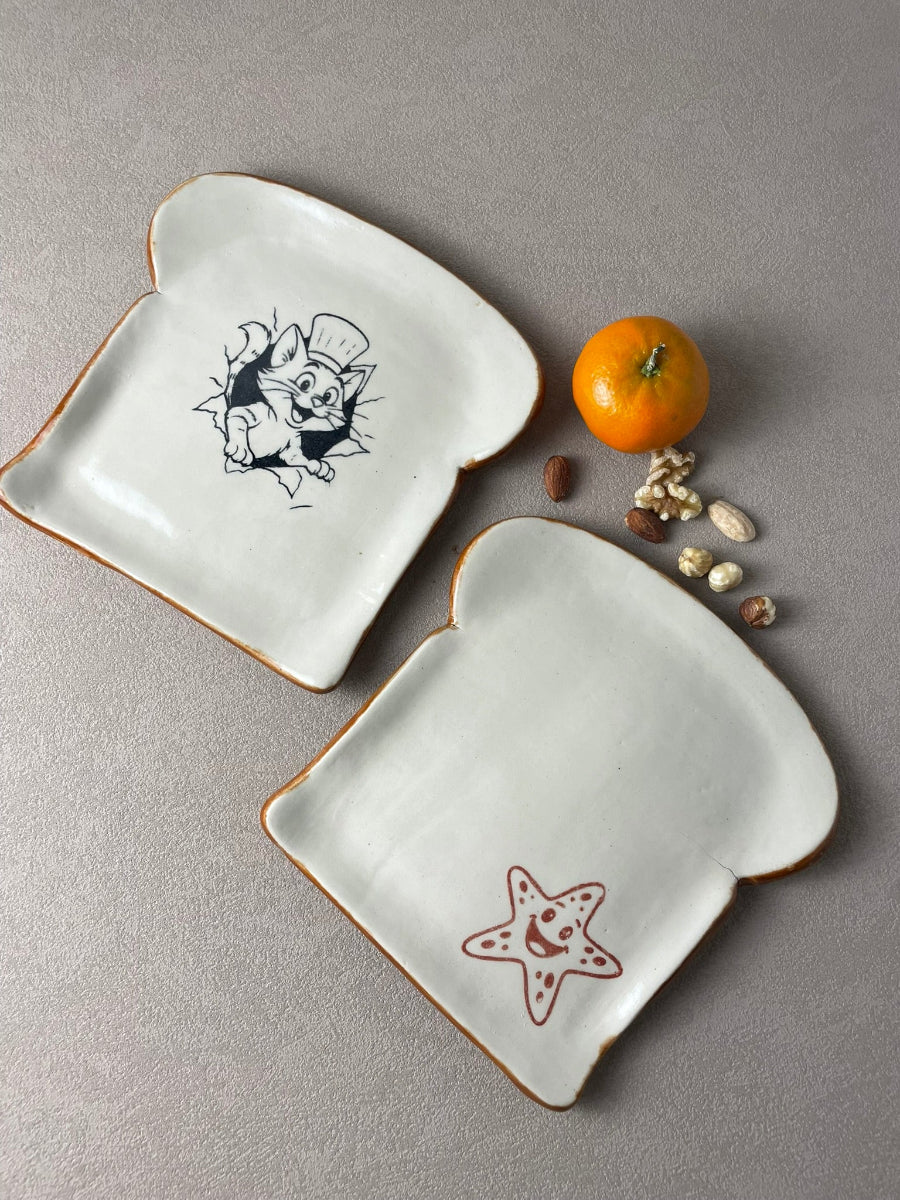 Deux assiettes sérigraphiées en forme de tartine pour le petit-déjeuner