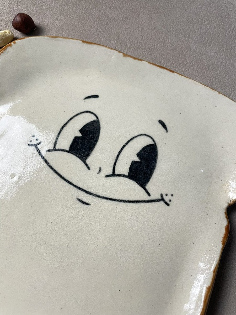 gros plan sur visage assiette tartine madame timide