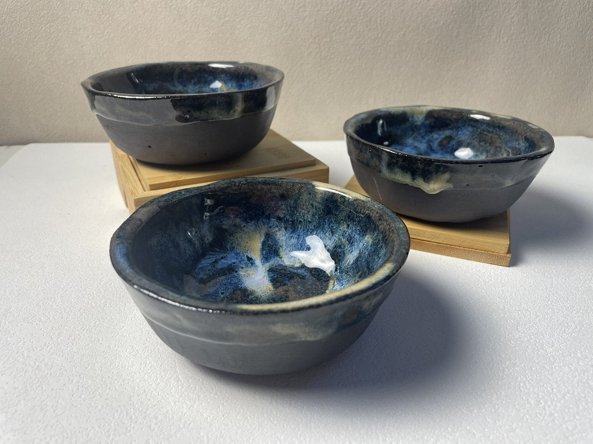 vue d'ensemble bols apéritifs bleu et noir cuits à grès