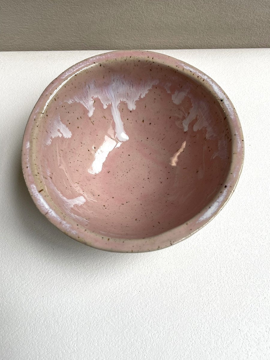 vue de haut bol rose en grès