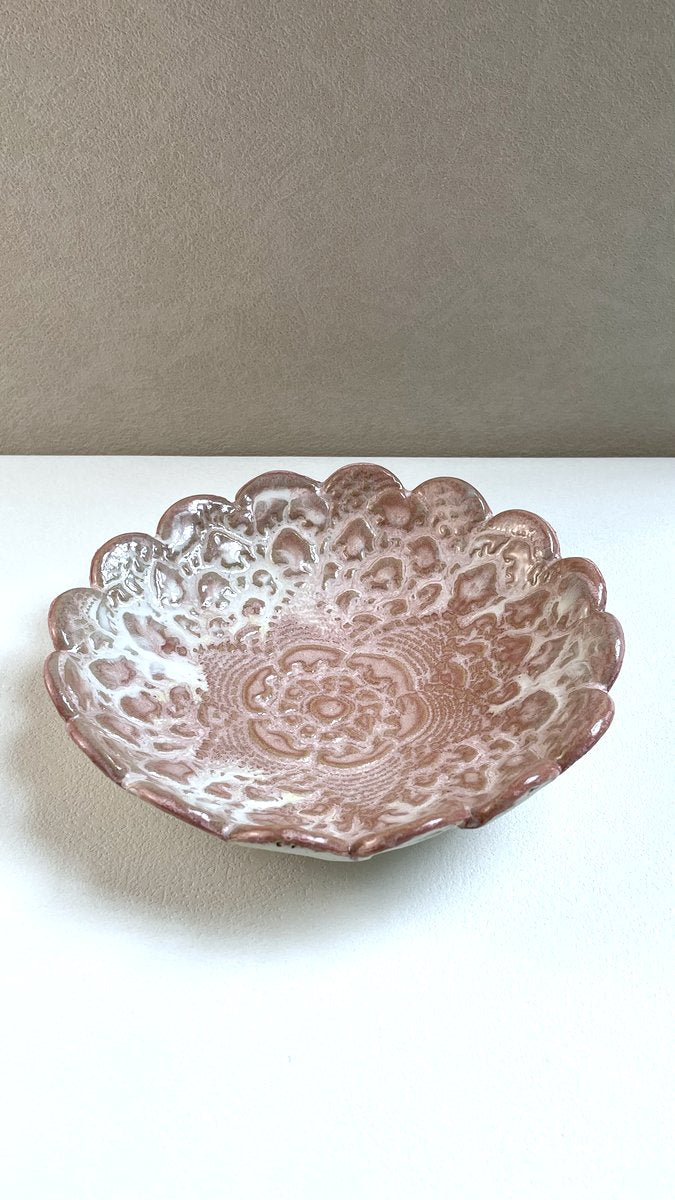 vue d'ensemble de la grande coupelle rose avec motif de napperon