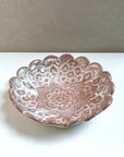 vue d'ensemble de la grande coupelle rose avec motif de napperon