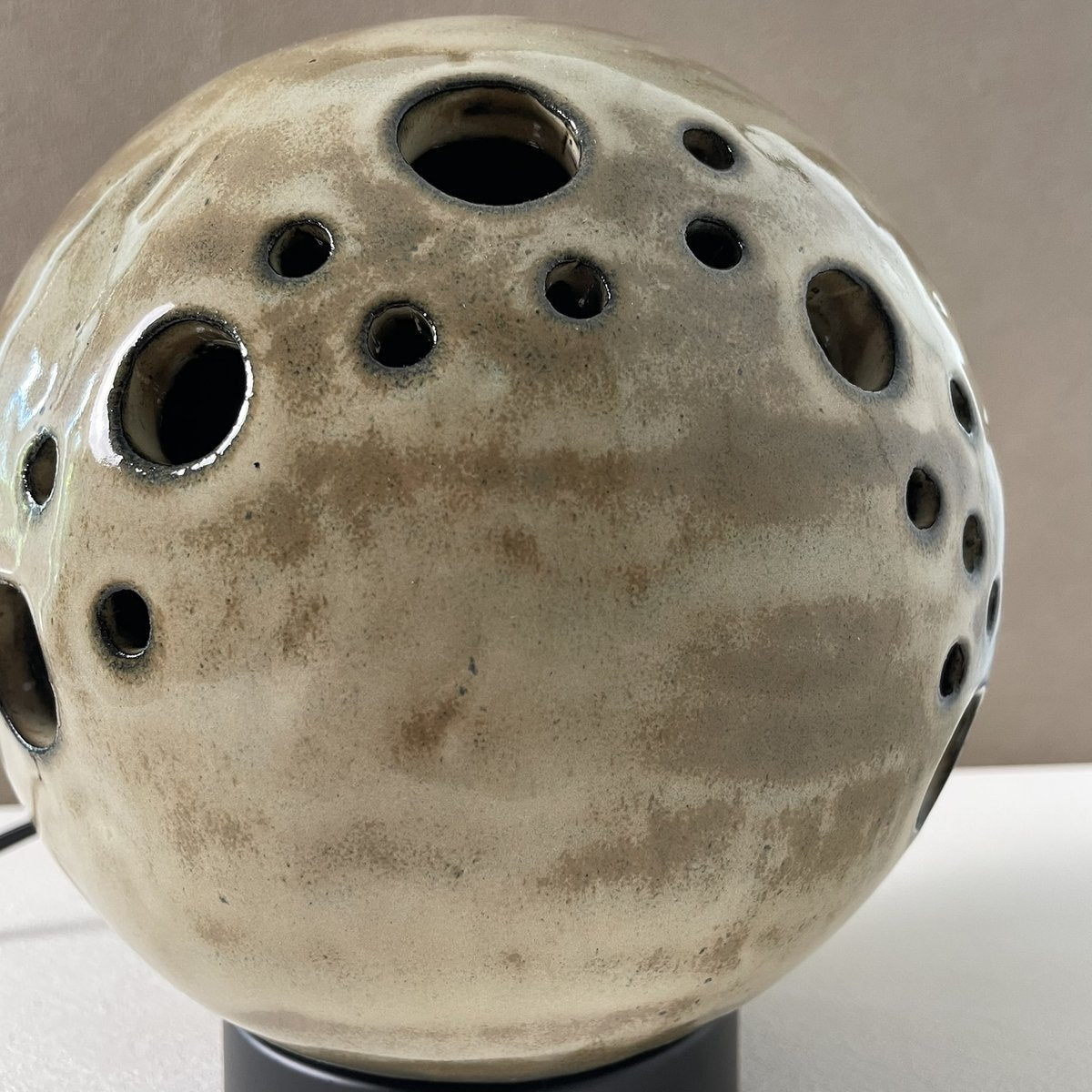 vue en oblique de la lampe saturne avec trous 