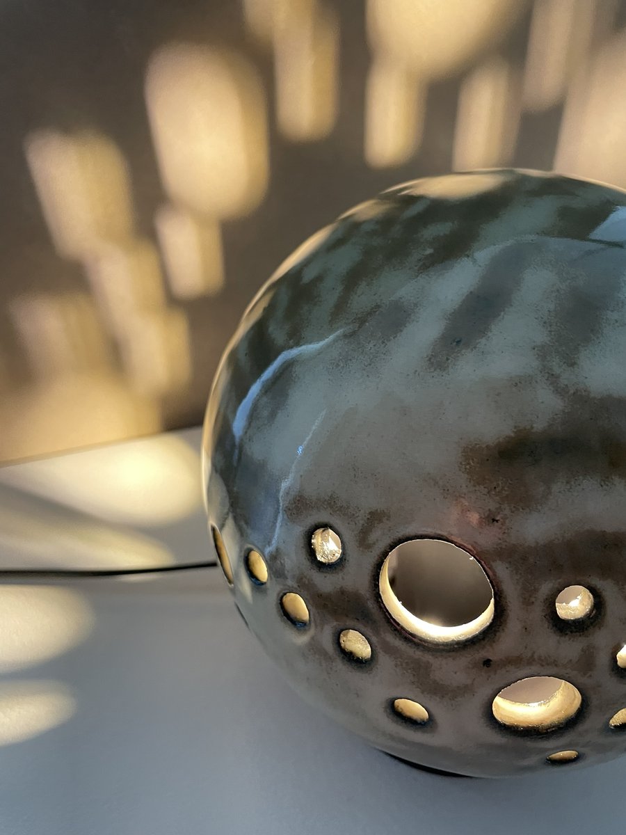gros plan lampe en grès saturne