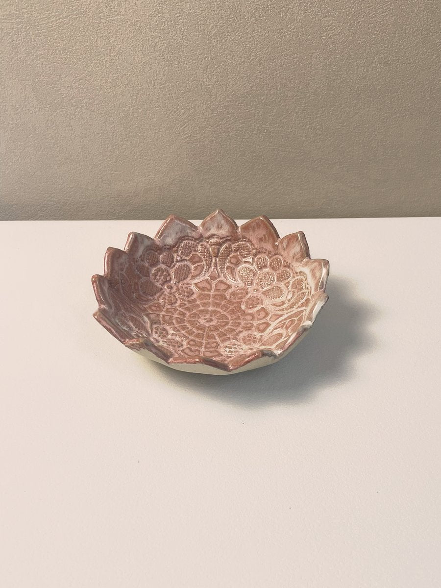 petite coupelle en grès rose fabriquée à Houffalize