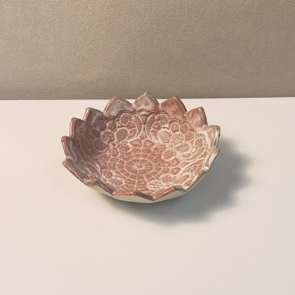 vue d'ensemble de la petite coupelle rose avec motif dentelle