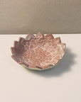 vue d'ensemble de la petite coupelle rose avec motif dentelle