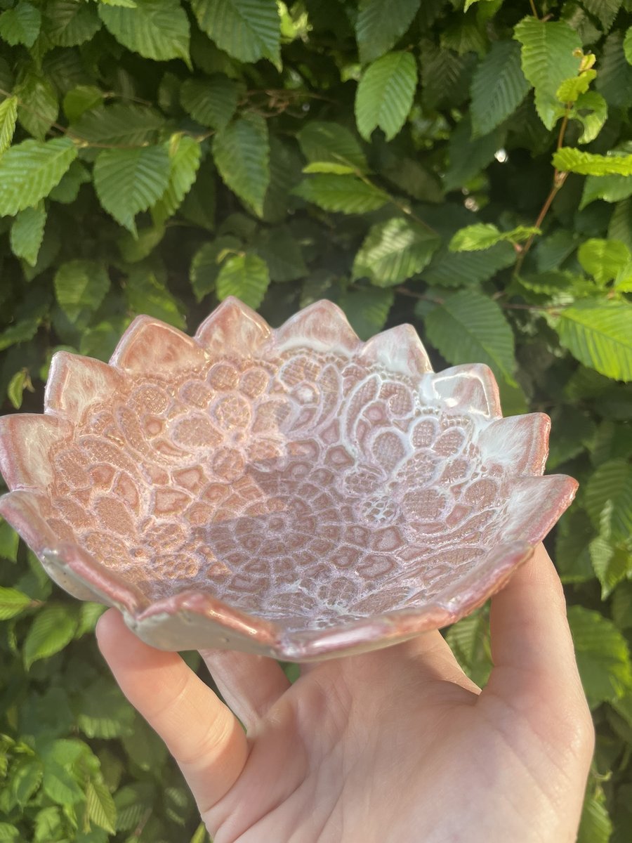 petite coupelle rose en grès avec motif en dentelle