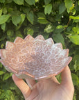petite coupelle rose en grès avec motif en dentelle