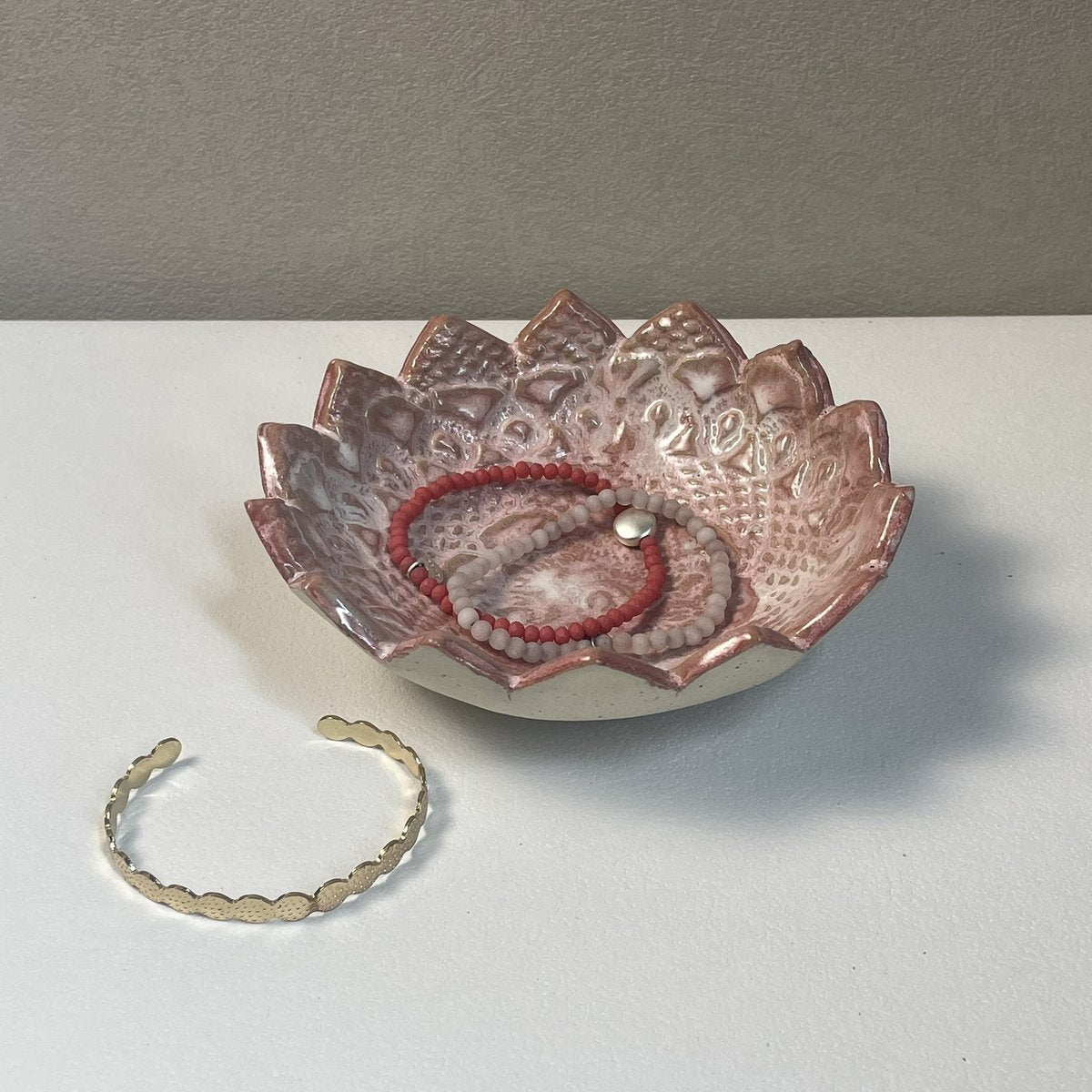 Mise en scène de la coupelle rose comme vide poche 
