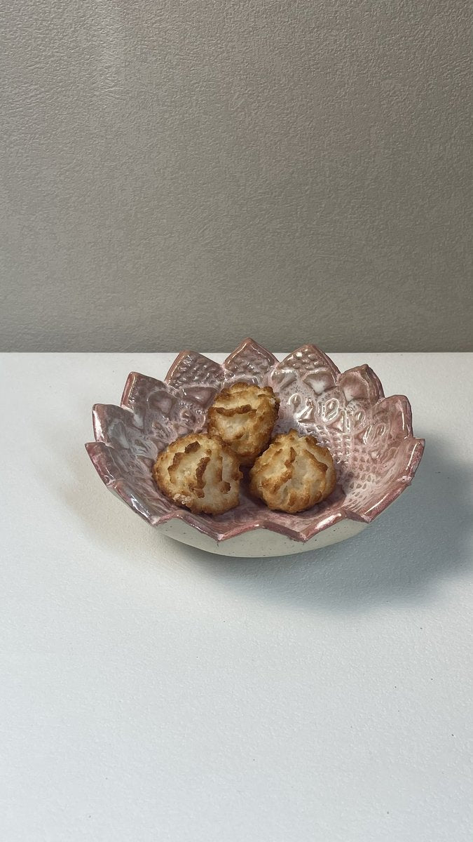 Mise en contexte d'une petite coupelle rose avec biscuits