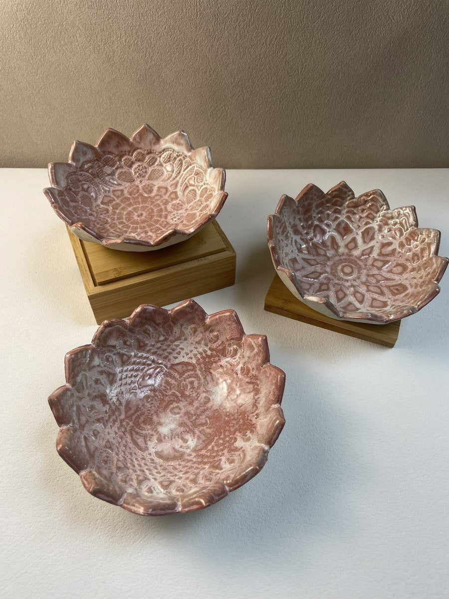 Ensemble de 3 coupelles roses en grès réalisées à la main à Houffalize