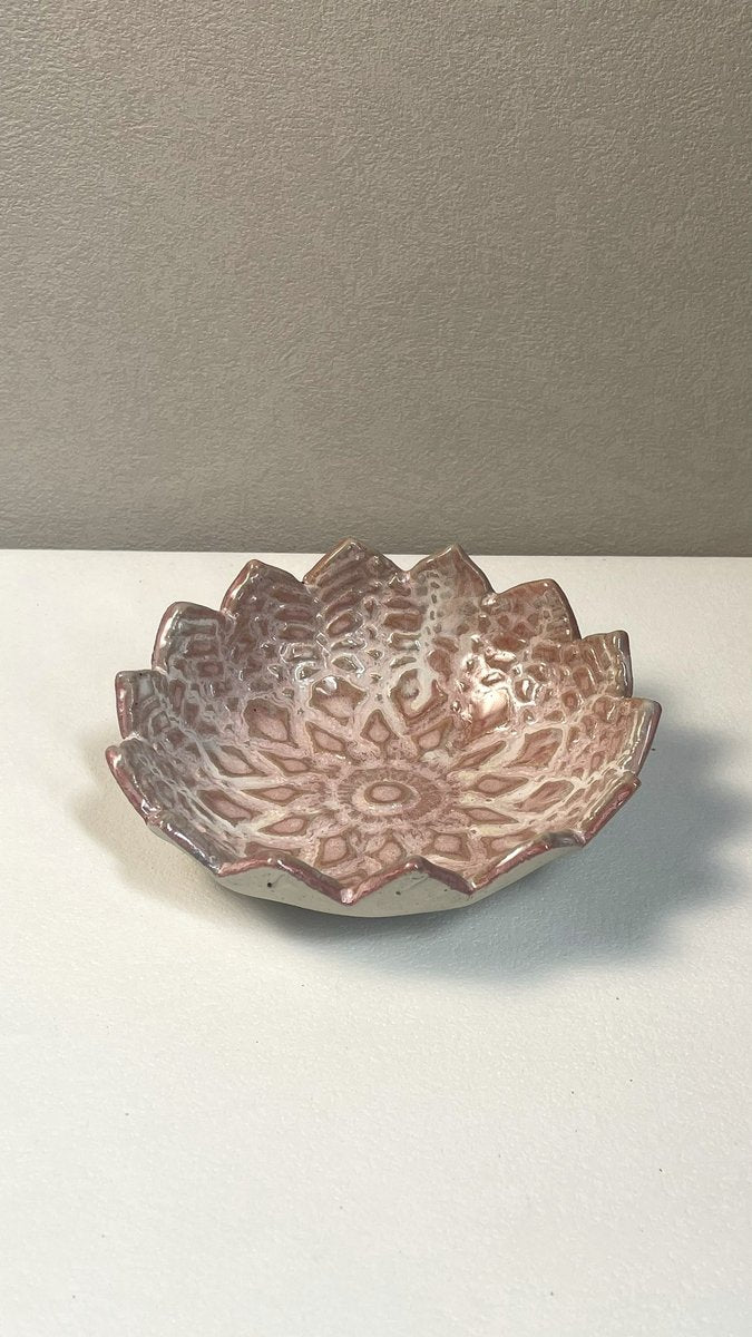 vue latérale d'une petite coupelle rose en grès avec motifs losange