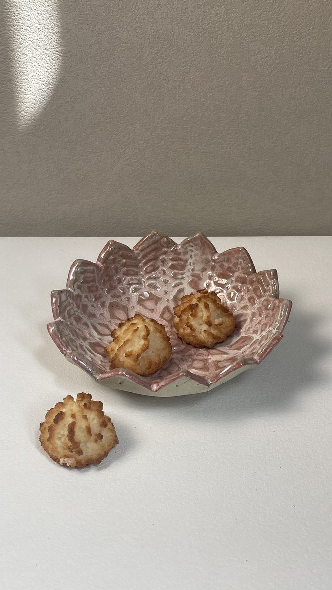 vue latérale d'une petite coupelle rose à motifs de losange réalisée à la main