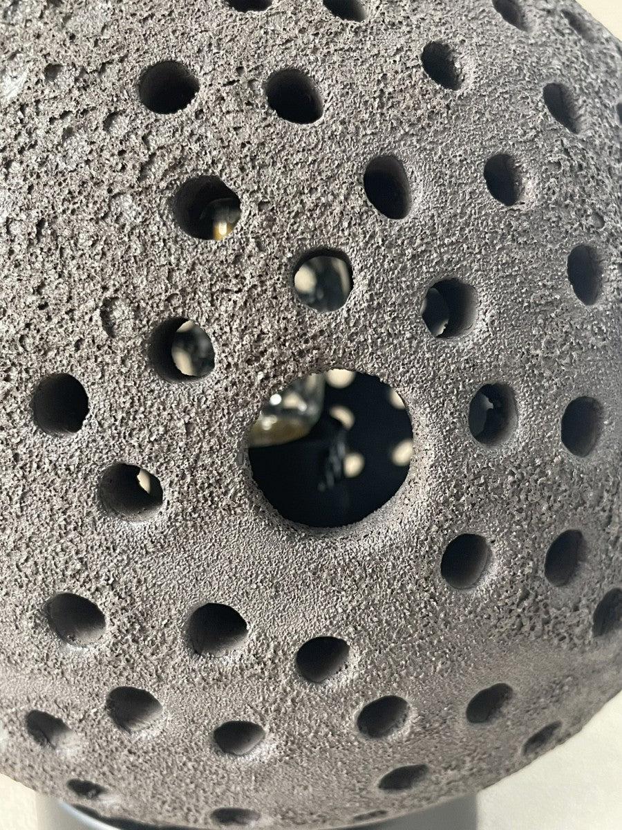 lampe volcanique gros plan sur les trous