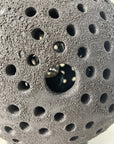 lampe volcanique gros plan sur les trous