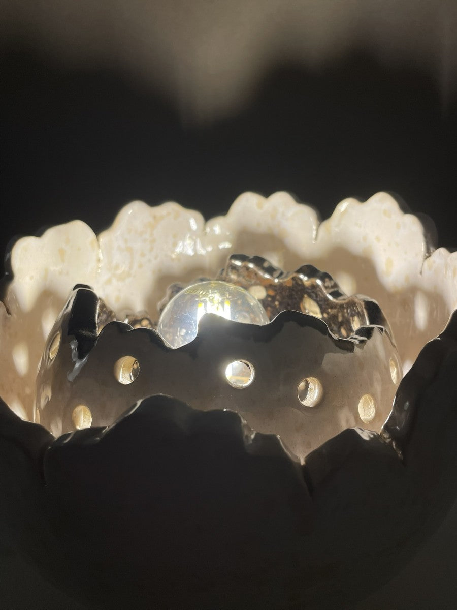 Lampe en forme de fleur vue de nuit