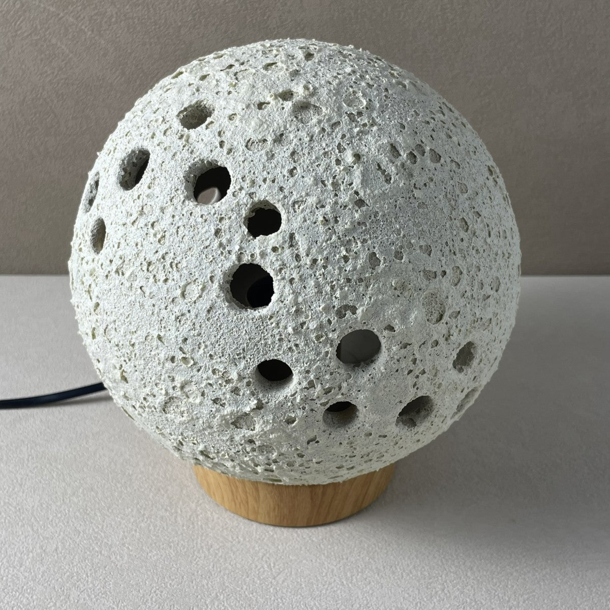 Lampe lune avec des trous