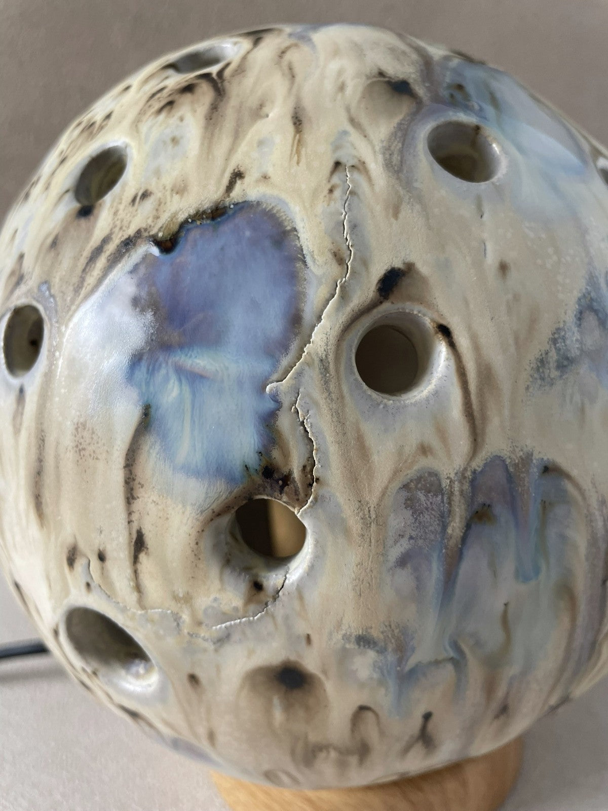 photo lampe boule avec fissure