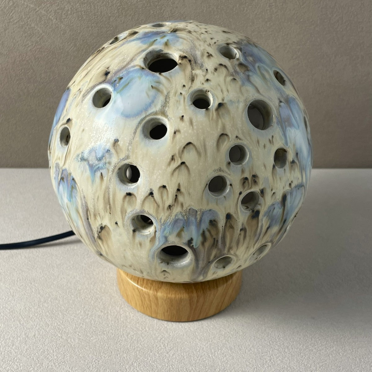 photo lampe boule beige, bleu, brun